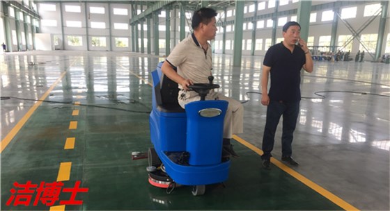 駕駛洗地機 駕駛洗地機