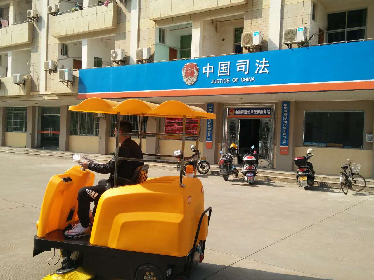 驚！一輛潔博士路面清掃機，惹得員工搶著干活？