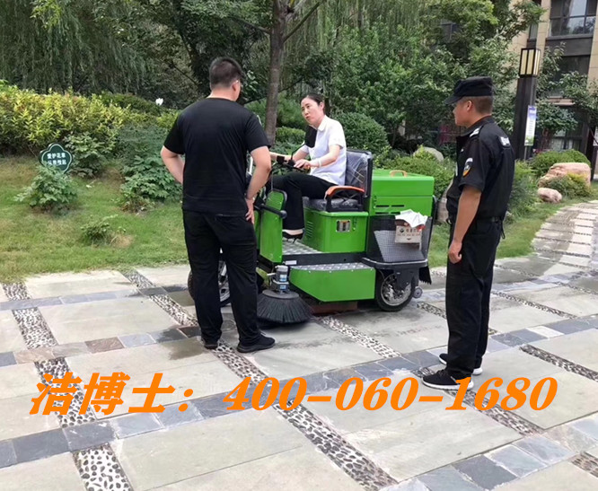 潔博士駕駛掃地車(chē)客戶(hù)案例-上海華川保潔服務(wù)有限公司