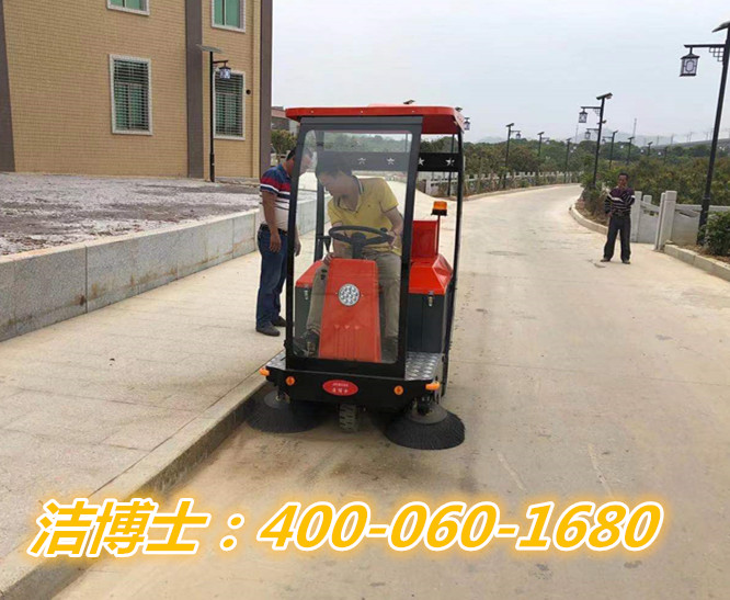 潔博士駕駛掃地車(chē)客戶(hù)案例-惠來(lái)縣葵潭鎮(zhèn)石陂村民委員會(huì)
